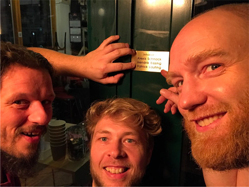 Alexis, Hendrik und Patrick vor der Villa